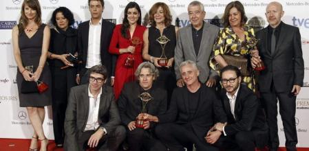 Miembros de la serie 'El tiempo entre costuras' posan con todos los galardones conseguidos en los Premios Iris
