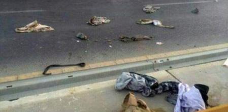 Uniformes del ejército iraquí que los soldados dejaron en su huida de Mosul