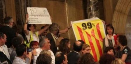 Unos espontáneos han interrumpido la sesión de control al president con gritos a favor de un referéndum sobre monarquía o república