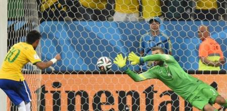 Neymar tira para batir a Pletikosa de penalti