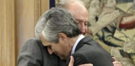 El Rey saluda a Adolfo Suárez Illana, hijo del primer presidente del Gobierno de la democracia, hoy en el Palacio de la Zarzuela donde le ha recibido en audiencia para devolver el Collar de la Orden del Toisón de Oro que don Juan Carlos concedió a su padre.