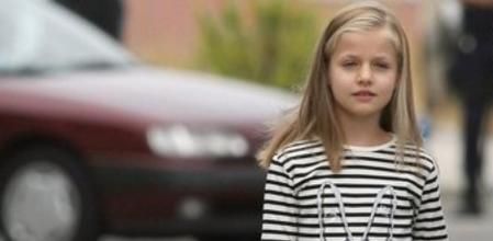 Una imagen de la infanta Leonor vistiendo con un look muy moderno con pantalones con dobladillo y jersey con un dibujo de unas bailarinas