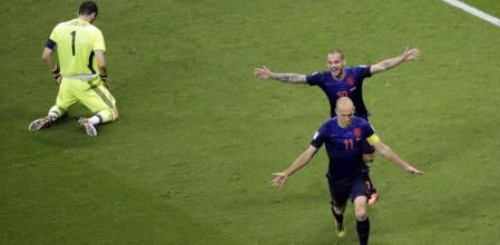 Iker Casillas se arrodilla tras un gol de Holanda