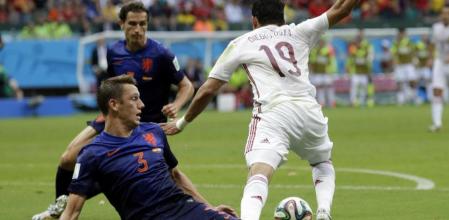 De Vrij derriba a Diego Costa