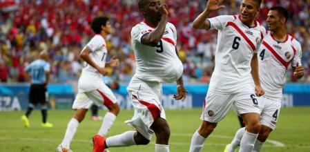 Joel Campbell celebra el gol del empate de Costa Rica ante Uruguay