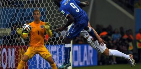 Mario Balotelli remata de cabeza para anotar el segundo gol de Italia ante Inglaterra