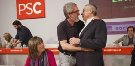 Josep Félix Ballesteros, alcalde de Tarragona, saluda al ex secretario general del PSC, Pere Navarro.