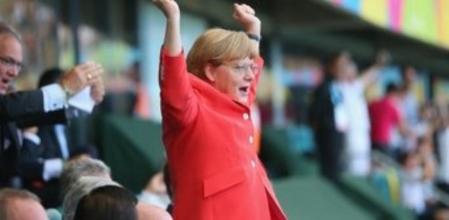 Angela Merkel celebra el cuarto gol de la selección alemana durante el partido disputado contra Portugal en el Mundial de Brasil