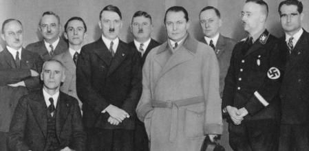Líderes nazis. Berlín, 1933. Adolf Hitler (1889-1945) junto a Hanns Kerrl (1887-1941), Wilhelm Kube (1887-1943), Joseph Goebbels (1897-1945), Ernst Röhm (1887-1934), Hermann Göring (1893-1946), Richard Walther Darré (1895-1953), Heinrich Himmler (1900-1945) and Rudolf Hess (1894-1987). Un testimonio de la lucha por el Tercer Reich.
