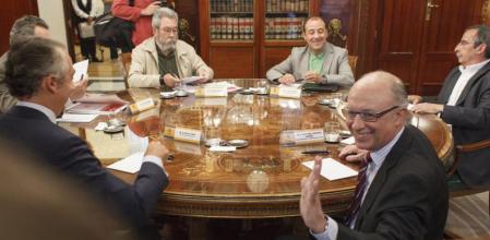 Imagen del ministro de Hacienda y Administraciones Públicas, Cristóbal Montoro, reunido con los sindicatos