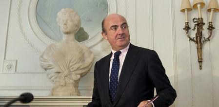 El ministro de Economía y Competitividad, Luis de Guindos, a su llegada al encuentro 'La Europa que deja la crisis' hoy en el Palacio de la Magdalena de Santander dentro de la programación de la UIMP