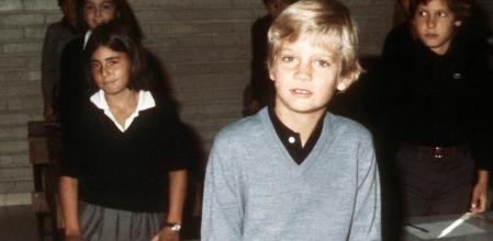 Felipe de Borbón posa, el día del inicio del curso en 1976, en su colegio Santa María de los Rosales