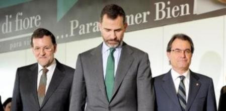 Imagen de enero de 2013 de Mariano Rajoy, el Príncipe Felipe y Artur Mas en la estación de Sants para la inauguración del AVE Barcelona-frontera francesa
