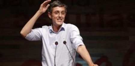 El aspirante a secretario general del PSOE Eduardo Madina pronuncia unas palabras durante el acto con militantes que los socialistas celebran esta tarde en Pola de Laviana, Asturias.