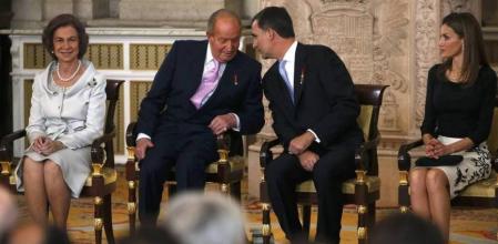 El príncipe Felipe conversa con su padre, el rey Juan Carlos, ante la mirada de la reina Sofía y la princesa Letizia