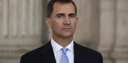 El todavía Príncipe Felipe, de pie durante la ceremonia en la que su padre Don Juan Carlos firmó la Ley Orgánica de Abdicación