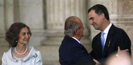 El rey Juan Carlos besa al príncipe Felipe, junto a la reina Sofía