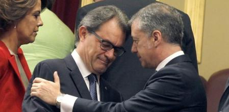 El presidente de la Generalitat de Catalunya, Artur Mas, y el lehendari, Iñigo Urkullu, se saludan durante el acto de proclamación del Rey Felipe VI