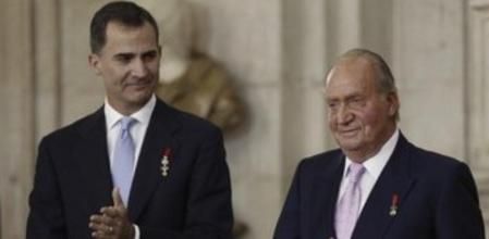 El rey Juan Carlos y su hijo, el rey Felipe VI, tras sancionar el primero la ley de Abdicación