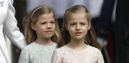 La Princesa de Asturias, Doña Leonor (d), y la infanta Sofía (i), llegan a la Carrera de San Jerónimo junto a los Reyes, Don Felipe y Doña Letizia, para la proclamación ante las Cortes Generales del Rey Felipe VI