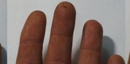 Frank Cuesta muestra, utilizando pimienta, la cantidad aproximada de cocaína que llevaba su mujer cuando la policía la detuvo