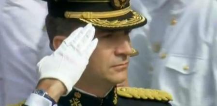 El rey Felipe VI pasa revista a las tropas a las puertas del Congreso