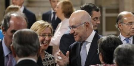Los portavoces de CiU, Josep Antoni Durán Lleida (d), y UPyD, Rosa Díez (i), durante el acto en el que el rey Juan Carlos firmó la ley orgánica que hace efectiva su abdicación,