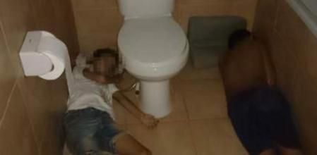 Los hijos de Frank Cuesta se solidarizan con su madre durmiendo en el suelo después de ver las condiciones de las reclusas en Tailandia