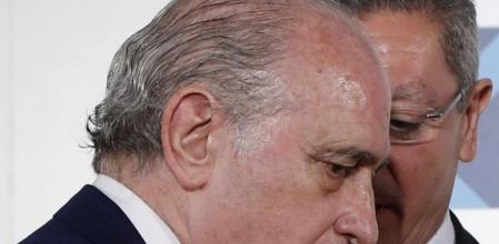 Fernández Díaz pasa ante Ruiz Gallardón en el Foro ABC.