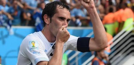 El uruguayo Godín celebra el gol marcado ante Italia que le dió la clasificación para octavos al equipo americano