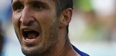 Chiellini muestra al árbitro el mordisco que le dio Luis Suárez