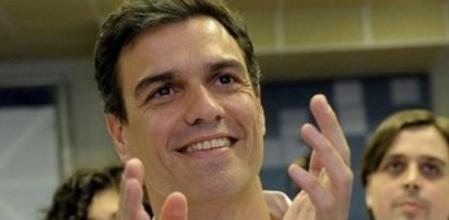 El aspirante a liderar el PSOE Pedro Sánchez aplaude durante la reunión en Pamplona