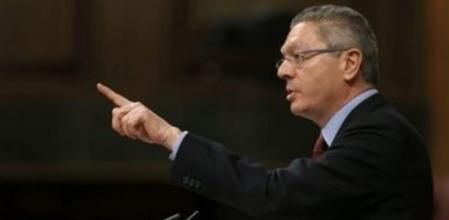 El ministro de Justicia, Alberto Ruiz Gallardón, durante su intervención en la sesión de control al Gobierno que se celebra en el Congreso de los Diputados.