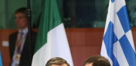 Samaras conversa con Rajoy durante la eurocumbre.