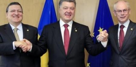 El presidente de Ucrania, Petro Poroshenko, posa junto al presidente de la Comisión Europea, Jose Manuel Durao Barroso, y el presidente del Consejo Europeo, Herman Van Rompuy