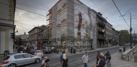 La esquina de Sarajevo donde Francisco Fernando fue asesinado; abajo, el uniforme de general de Caballería que llevaba