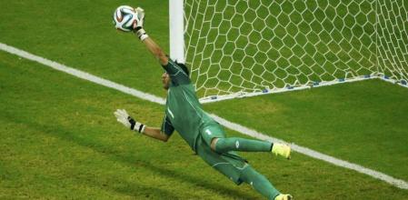 Keylor Navas detiene el disparo de Theofanis Gekas