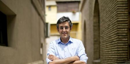 El candidato a la Secretaría General del PSOE Eduardo Madina momentos antes de participar en un almuerzo con militantes socialistas de Huesca.