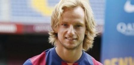 El jugador croata Iván Rakitic posa con el pulgar en alto y con la camiseta del Barça, durante la presentación hoy como nuevo jugador del FC Barcelona en el Camp Nou.