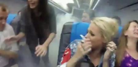 El programa argentino 'ShowMatch' recrea un viaje en avión muy accidentado que resulta ser una broma de cámara oculta