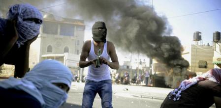 Un palestino con un cóctel molotov en enfrentamientos con la policía israelí en Jerusalén
