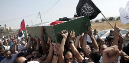 Varias personas sujetan el ataúd con el cuerpo de Mohammed Abu Khder