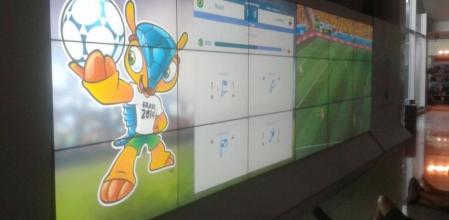 El aeropuerto de Rio convertido en un improvisado punto de reunión para ver el partido de Brasil