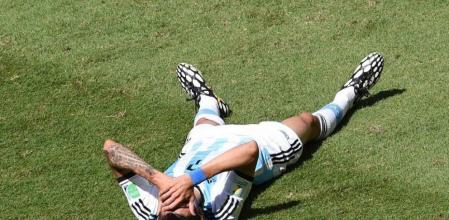 Angel Di Maria yace sobre el césped tras su lesión