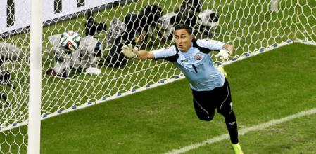 Keylor Navas intenta detener un disparo de Holanda