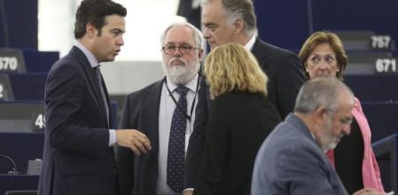 El exministro de Agricultura y eurodiputado Miguel Arias Cañete (centro) y el eurodiputado español Esteban Gonzalez Pons (3ºizda) asisten a una sesión plenaria en el Parlamento Europeo en Estrasburgo