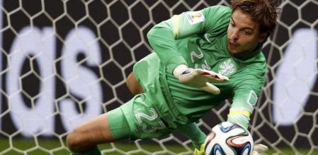 Tim Krul detuvo dos de los cuatro penaltis que lanzó Costa Rica