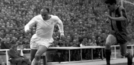 Fotografía de archivo tomada el 15/04/1962 del exjugador y presidente de honor del Real Madrid, Alfredo di Stéfano (i), que ha fallecido hoy, según fuentes familiares, a la edad de 88 años