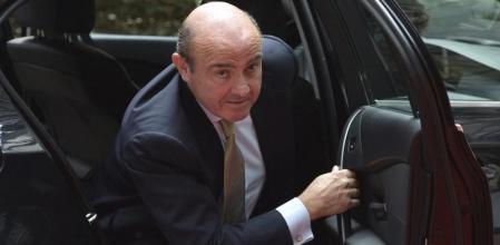 El ministro español de Economía, Luis de Guindos, llega a la reunión de ministros de los países del euro, el Eurogrupo, en Bruselas, Bélgica