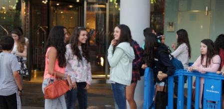 Las puertas del Hotel W ocupadas por las fans de One Direction